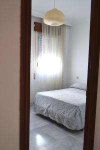 セビリアにあるRESOLANA 3のベッドルーム1室(ベッド1台付)、窓(光付)