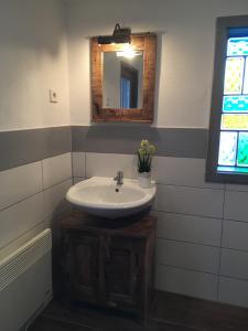 ein Badezimmer mit Waschbecken, Spiegel und Fenster in der Unterkunft CS-Ranchhaus in Hörselberg-Hainich