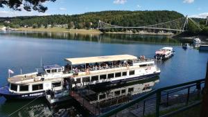 un traghetto su un fiume con un ponte di Pronájem pokojů Belle Vue a Vranov nad Dyjí