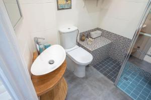uma pequena casa de banho com WC e lavatório em Sustraia - Local Rentss em San Sebastián