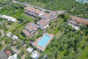vista aerea di una casa con piscina di Residence Alesi a Malcesine
