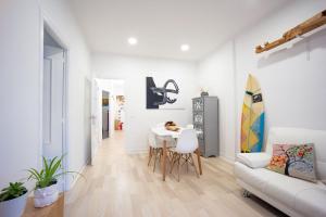 uma sala de estar branca com uma mesa e um sofá em Sustraia - Local Rentss em San Sebastián