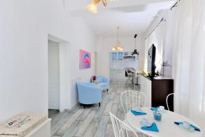 un soggiorno bianco con tavolo e sedie bianchi di Villa My Sunshine Star a Murter