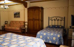 A bed or beds in a room at Pensión Mariola