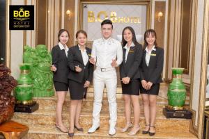 B.O.B Hotel في Cao Lãnh: مجموعة من الناس يرتدون بدلات شكلية لالتقاط صورة