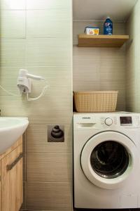 y baño con lavadora y lavamanos. en Kytaion Premium Residence with private Pool, en Agia Pelagia