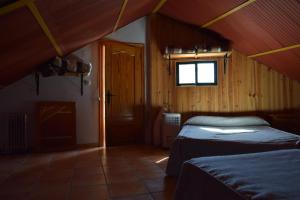 a bedroom with two beds in a room with a window at Caserio De Vazquez 1 in Castilblanco de los Arroyos