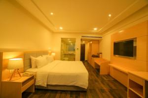 Кровать или кровати в номере Bay View Hotel Vizag
