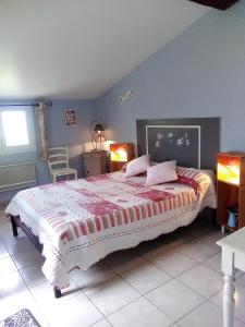 Säng eller sängar i ett rum på Chambres Peyroutas "Amélie" à Vignonet St Emilion