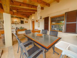una sala da pranzo con tavolo e sedie di Can Pascolet a Inca