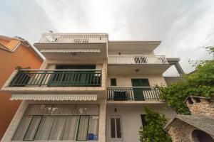 een hoog gebouw met balkons erop bij Apartment Antonio in Baška Voda