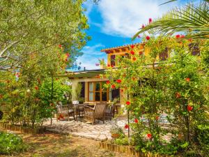 una casa con giardino fiorito di Can Pascolet a Inca