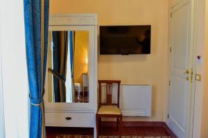 A television and/or entertainment centre at Palazzo degli Affreschi