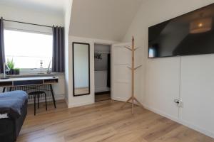 uma sala de estar com uma grande televisão de ecrã plano na parede em Alyhr Apartments em Visby