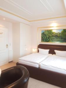 um quarto com 2 camas e uma banheira em Pension Giesserstrasse Leipzig em Leipzig