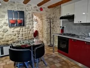 een keuken met een aanrecht, een fornuis en een wastafel bij Gîte d'Emeline in Bourdic