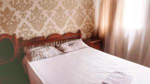 Rúm í herbergi á Eka Guest House