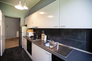 una cucina con mobili bianchi e un lavello di Chic and Freak Como a Como