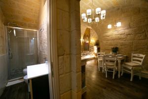 a kitchen and dining room with a table and chairs at L' alcova di Federico in Trani