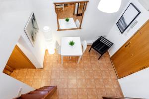 an overhead view of a living room with a table and chairs at Original loft en Lavapiés in Madrid