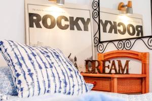 uma cama com uma almofada azul e branca e um espelho em Original loft en Lavapiés em Madrid