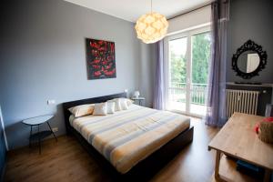 una camera da letto con un letto e una grande finestra di Chic and Freak Como a Como Altre 37 foto