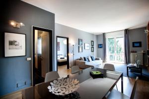 un soggiorno con un divano e un tavolo di Chic and Freak Como a Como