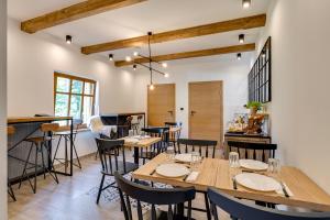 Reštaurácia alebo iné gastronomické zariadenie v ubytovaní Biała Owieczka B&B Szczyrk