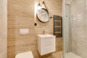 a bathroom with a toilet and a mirror and a shower at Biała Owieczka B&B Szczyrk in Szczyrk