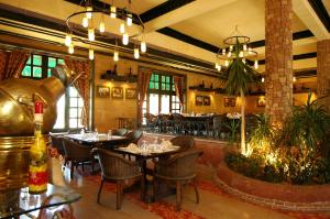Restorāns vai citas vietas, kur ieturēt maltīti, naktsmītnē Villa in Golf Al-Solaimaneyah
