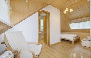 um quarto com uma cama e uma cadeira num quarto em Prie Lukos ezero em Trakai