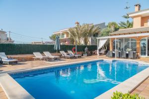 una piscina con sillas y una casa en Villa Bruno, en El Toro