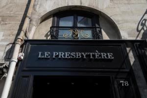 a sign over the door of a store at Hôtel Le Presbytère in Paris