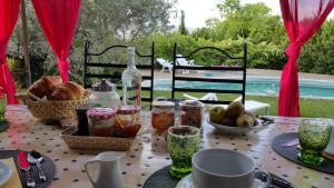 una mesa con un mantel con comida. en Saba en Cabrières-dʼAvignon
