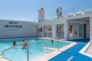 um grupo de pessoas em uma piscina em um navio de cruzeiro em Hotel California Urban Beach - Adults Only em Albufeira