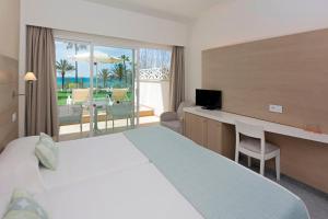 A bed or beds in a room at HSM Golden Playa