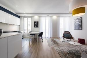a kitchen and dining room with a table and chairs at Nouveau F2 calme cœur de ville 1min de la plage in Saint-Raphaël