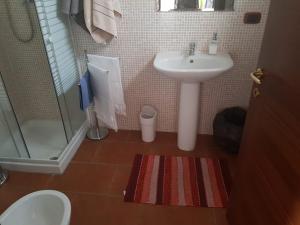 W łazience znajduje się umywalka, toaleta i prysznic. w obiekcie Palazzo Piccolo w mieście Ascoli Satriano