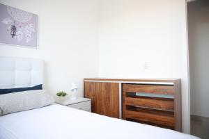 Un pat sau paturi într-o cameră la Apartamento novo 3 quartos