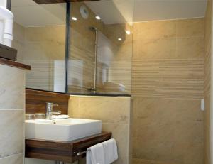 
Salle de bains dans l'établissement Hôtel Le Biarritz
