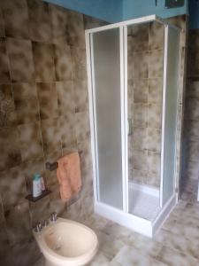 La salle de bains est pourvue d'une douche et de toilettes. dans l'établissement Magrignano, à Montieri