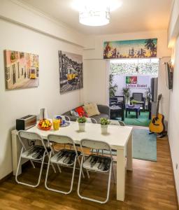 un soggiorno con tavolo e sedie bianchi di Live Lisboa Hostel a Lisbona
