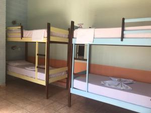 Dviaukštė lova arba lovos apgyvendinimo įstaigoje Bonito HI Hostel e Pousada