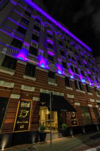 um hotel com luzes roxas na frente em Hotel Grand Barão em São Paulo