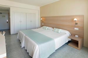 A bed or beds in a room at HSM Golden Playa