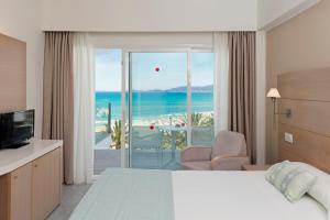 A bed or beds in a room at HSM Golden Playa