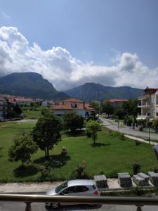 a car parked on the side of a street with a park at ΔΙΑΜΕΡΙΣΜΑ ΣΤΟ ΛΙΤΟΧΩΡΟ ΜΕ ΕΚΠΛΗΚΤΙΚΗ ΘΕΑ in Litochoro