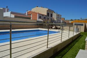 una piscina en la azotea de un edificio en APARTAMENTO PISCINA VIENA, en Roses