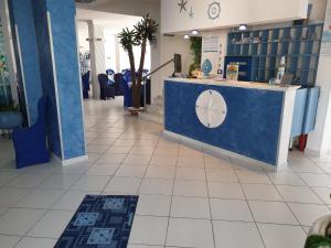 Lobby alebo recepcia v ubytovaní Hotel Caraibisiaco sul mare + 37 fotografií