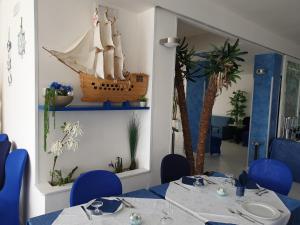 Reštaurácia alebo iné gastronomické zariadenie v ubytovaní Hotel Caraibisiaco sul mare